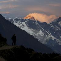 ネパール政府当局者は13日、新型コロナウイルスの感染防止のため、世界最高峰エベレストを含むヒマラヤ山脈について、春季の登山を禁止すると発表した。2015年11月撮影(2020年 ロイター/Navesh Chitrakar)