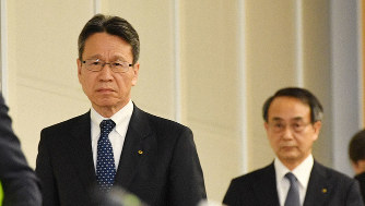 第三者委員会の報告を受けて記者会見に臨む関西電力の岩根茂樹前社長(手前)と森本孝新社長=大阪市北区で2020年3月14日、木葉健二撮影