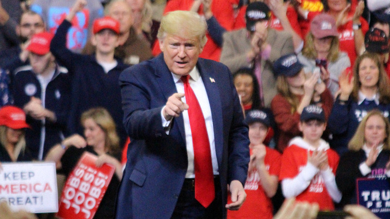 集会で支持者の歓声に応えるトランプ米大統領=米アイオワ州デモインで2020年1月30日、高本耕太撮影