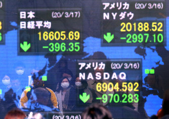 日経平均株価などを示すモニター=東京・八重洲で2020年3月17日午前9時29分、小川昌宏撮影
