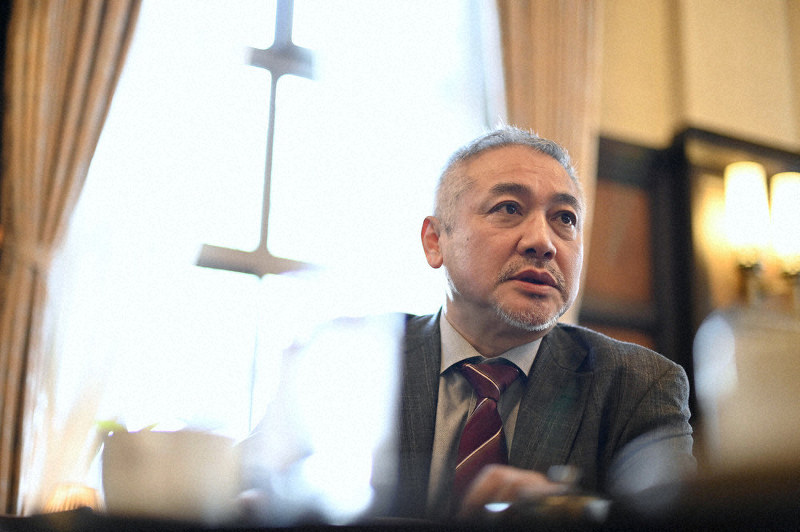 記者の質問に答える作家の森功さん=東京都千代田区でで2020年2月21日、藤井達也撮影