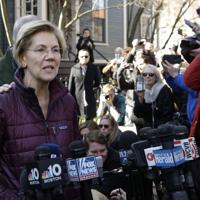 選挙戦を撤退した日、自宅前で記者の質問に答えるウォーレン氏=米東部マサチューセッツ州ケンブリッジで5日(AP)