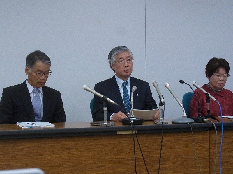 ツール・ド・とちぎの中止を発表する喜谷辰夫・実行委員会会長(中央)=宇都宮市塙田1の県庁で