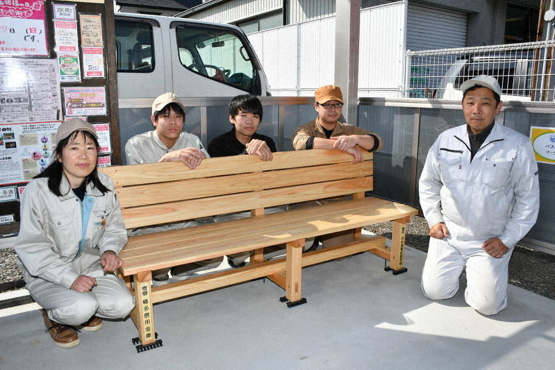 設置されたベンチを囲む訓練生4人と指導員(右端)=四万十市中村京町で、上野力撮影