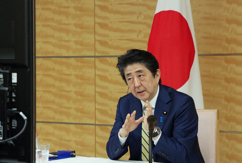 新型コロナウイルスの感染拡大を受け、主要7カ国(G7)首脳によるテレビ電話協議に臨む安倍晋三首相=首相官邸で2020年3月16日(内閣広報室提供)