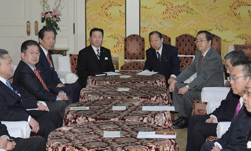 与野党幹事長・書記局長会談に臨む自民党の二階俊博幹事長(中央右)と立憲民主党の福山哲郎幹事長(同左)ら=国会内で2020年3月17日午後4時1分、川田雅浩撮影