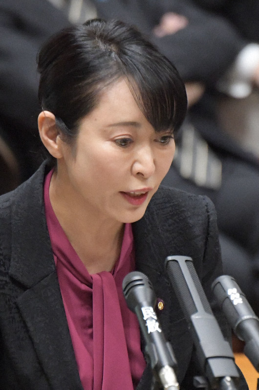 参院予算委員会で東日本大震災の際に福島県いわき市勤務の検察官が「逃げた」との国会答弁や報道陣への対応について答弁する森雅子法相=国会内で2020年3月17日午後2時57分、川田雅浩撮影