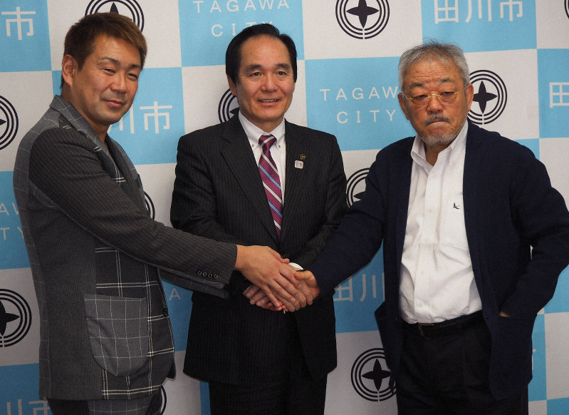二場市長(中)と握手を交わす井筒監督(右)と山口さん