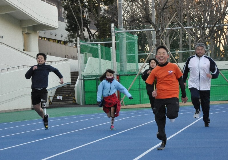 スポーツ用義足でトラックを駆ける「スタートラインTokyo」の参加者たち=東京都北区の都障害者総合スポーツセンターで2020年2月9日午後4時33分、五十嵐朋子撮影
