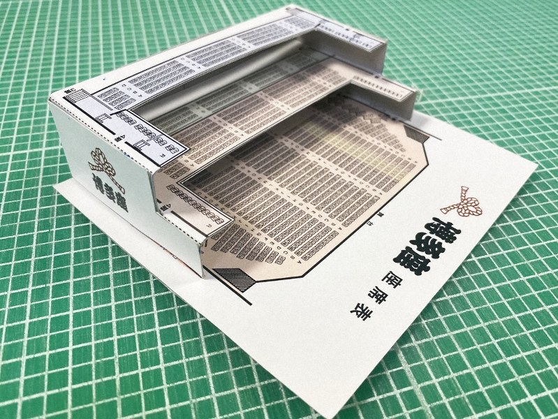 組み立てが終わった博多座の立体座席表。オーケストラピット付きのバージョンもある=博多座提供