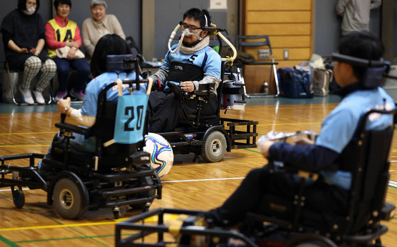 練習に励む電動車いすサッカーの選手たち=横浜市港北区で2020年2月23日、宮武祐希撮影
