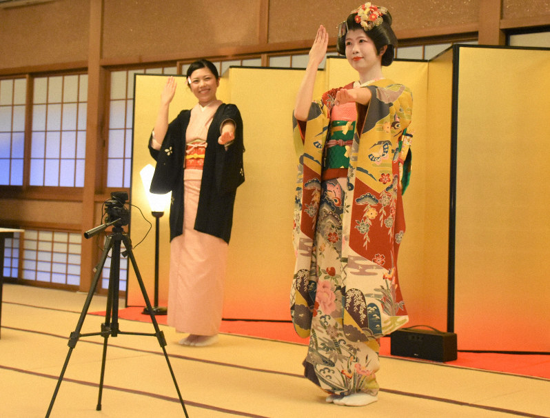 「あきた舞妓オンライン劇場」の実演で、カメラの前で踊りを披露する舞妓ら=秋田市で2020年3月13日午前11時42分、下河辺果歩撮影