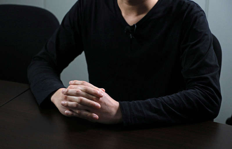 虚偽広告の制作について証言する男性=東京都港区で2020年2月5日、後藤由耶撮影