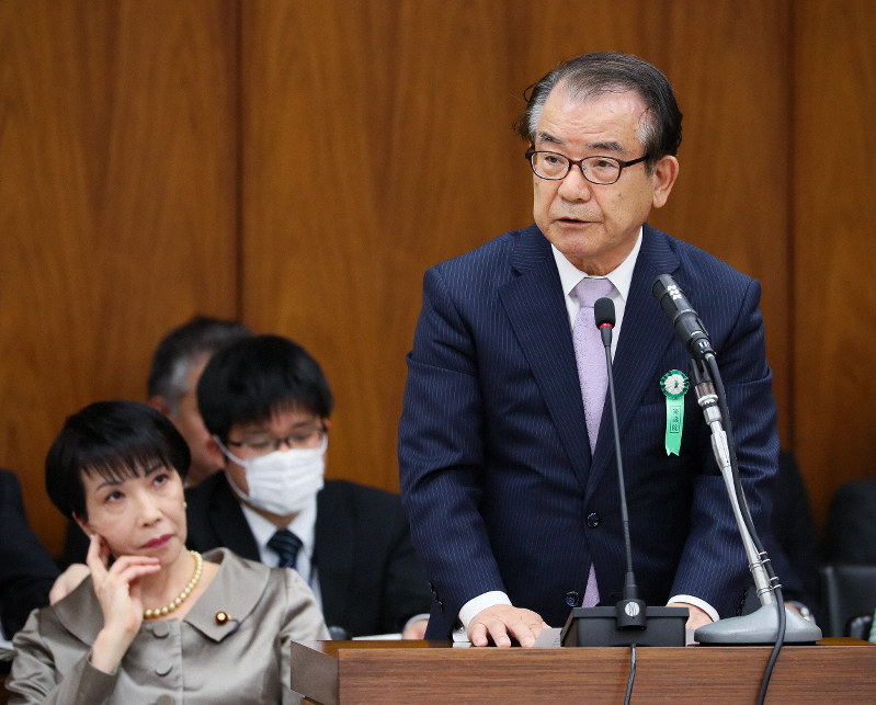 衆院総務委員会に参考人として出席し、答弁するNHK経営委員会の森下俊三委員長。左は高市早苗総務相=国会内で2020年3月17日午後3時15分、吉田航太撮影