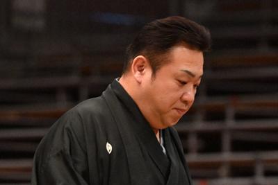 勝負審判を終える千代丸の師匠の九重親方＝エディオンアリーナ大阪で2020年3月17日、木葉健二撮影