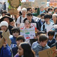 地球温暖化対策の強化を求める若者の世界一斉デモに参加する人たち＝東京都渋谷区で２０１９年３月１５日
