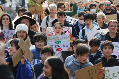 地球温暖化対策の強化を求める若者の世界一斉デモに参加する人たち＝東京都渋谷区で２０１９年３月１５日