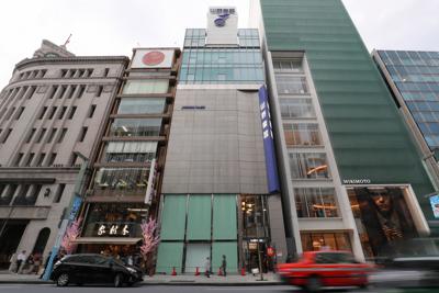 公示地価が商業地で全国最高になった山野楽器銀座本店（中央）前＝東京都中央区で2020年3月11日、長谷川直亮撮影
