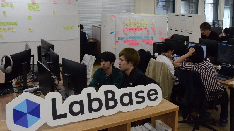 現役東大生が起業したPOLの本社オフィス。「逆指名型」の就活支援事業「ラボベース」で就職先の選択肢を広げている=東京都千代田区で3月13日、三沢耕平撮影
