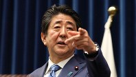 改正特措法施行を受けた記者会見で、質問する記者を指名する安倍晋三首相＝首相官邸で2020年3月14日、代表撮影