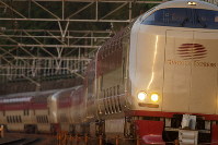 昇る太陽をイメージしたマークと「SUNRISE EXPRESS」のロゴを掲げ、早朝の東海道線を走る「サンライズ瀬戸・出雲」＝静岡県の東海道線・興津－由比間で2017年5月12日、金盛正樹撮影