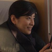 20日放送の初回の一場面。番組で世界各地を取材する小谷真生子キャスター=BSテレ東提供