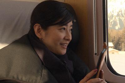 ２０日放送の初回の一場面。番組で世界各地を取材する小谷真生子キャスター＝ＢＳテレ東提供