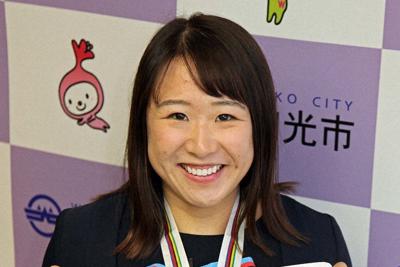 世界王者に与えられる「アルカンシェル」と呼ばれるジャージーを手に、金メダルを披露する梶原悠未選手＝埼玉県和光市役所で