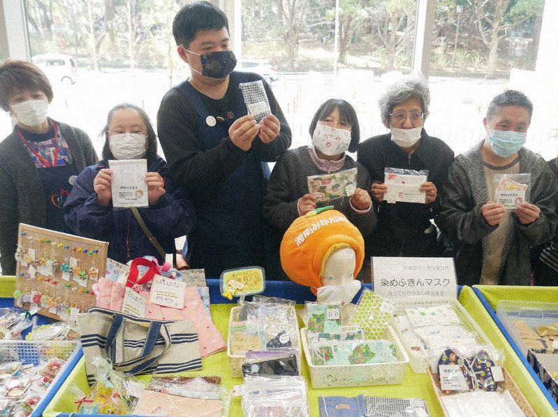 「ありがとう」で販売された手作りマスクと、製作した福祉事業所の利用者ら