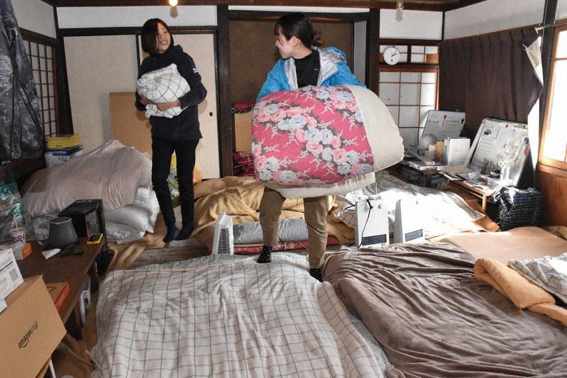 信州ベースの仲間と宿泊所の準備をする宮沢琴南さん(左)=長野県小布施町小布施のオープンシェアスペース「トポス」で