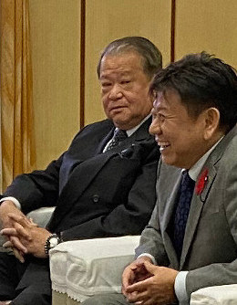 県議会議会運営委員会に出席した森高康行県議(奥)=松山市一番町4で、花澤葵撮影