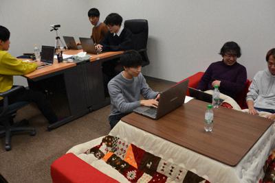 育成支援室で活動する九工大「薫製部」の学生たち