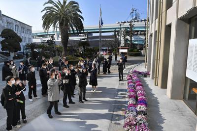 合格発表の掲示を確認する人たち。受験生の姿は少なく、保護者や学校・塾の関係者が目立った＝福岡市博多区で２０２０年３月１８日午前９時１分、徳野仁子撮影