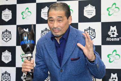 プロレス専用に作られた義足を手にファイティングポーズをとる谷津嘉章さん＝東京都渋谷区で２０２０年３月１８日午後、梅村直承撮影