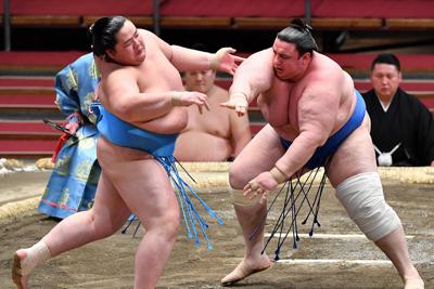 琴ノ若（左）を突き出しで降す碧山＝エディオンアリーナ大阪で２０２０年３月１８日、猪飼健史撮影