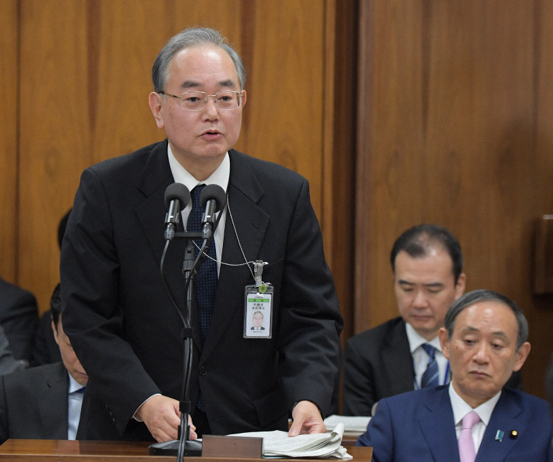 衆院内閣委員会で学校法人「森友学園」への国有地売却を巡り、決裁文書改ざんを強要されたとのメモを残して自殺した近畿財務局の職員に関する質問に答える財務省の茶谷栄治大臣官房長。右は菅義偉官房長官=国会内で2020年3月18日午前9時16分、川田雅浩撮影