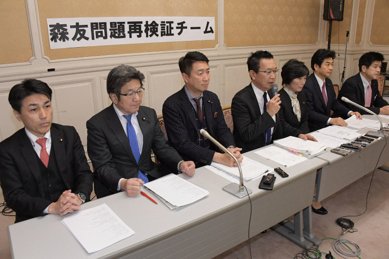 学校法人「森友学園」への国有地売却を巡る財務省の決裁文書改ざん問題で自殺した近畿財務局の職員の手記や遺書が公表されたのを受けて発足した野党合同の「森友問題再検証チーム」の記者会見で発言する、座長の川内博史衆院議員(左から4人目)=国会内で2020年3月18日午後3時41分、川田雅浩撮影