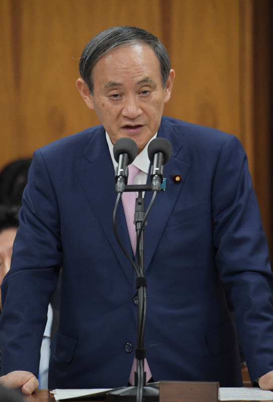衆院内閣委員会で学校法人「森友学園」への国有地売却を巡り、決裁文書改ざんを強要されたとのメモを残して自殺した近畿財務局の職員に関する質問に答える菅義偉官房長官=国会内で2020年3月18日午前9時25分、川田雅浩撮影