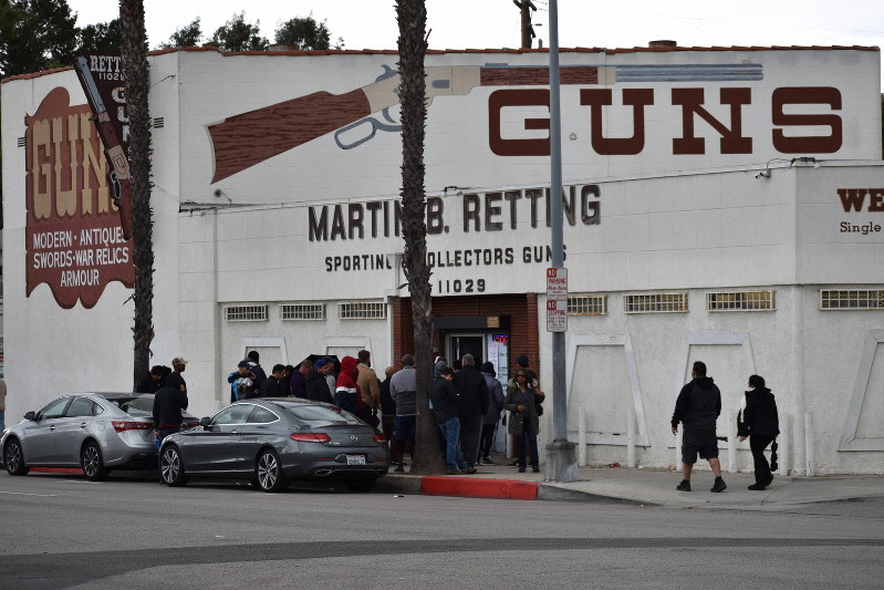 銃販売店前で列を作り入店を待つ人々=米西部カリフォルニア州ロサンゼルス近郊で2020年3月16日、福永方人撮影