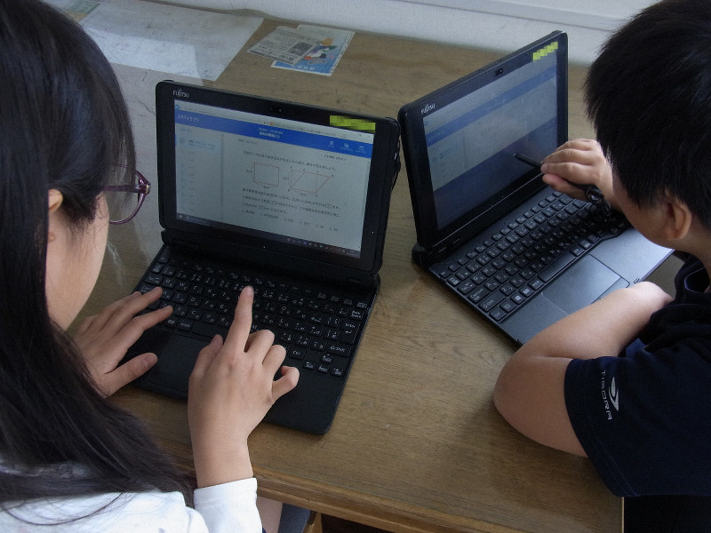 配布されたキーボード付きタブレット端末をつかって課題に取り組む女子児童ら=東京都渋谷区で2020年3月17日、江畑佳明撮影(画像の一部を加工しています)
