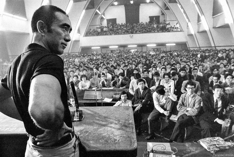 映画「三島由紀夫vs東大全共闘 50年目の真実」の一場面。大教室を埋める学生と向き合う三島=ⒸSHINCHOSHA