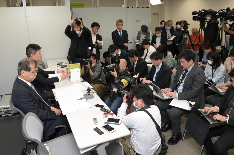 多くの報道陣が集まった遺族側代理人の記者会見=大阪市北区で2020年3月18日午後1時36分、加古信志撮影