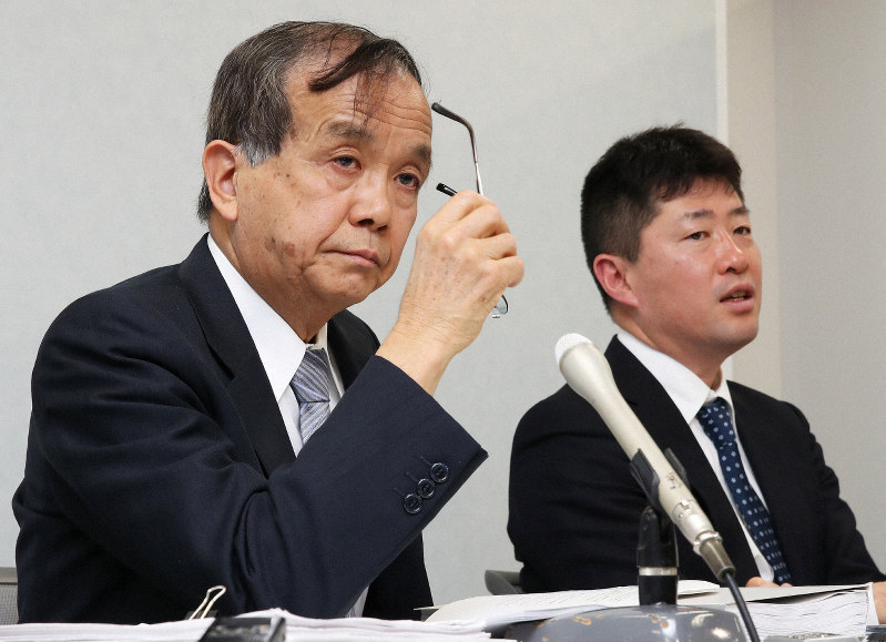 記者会見する遺族側代理人の松丸正弁護士(左)ら=大阪市北区で2020年3月18日午後2時4分、菱田諭士撮影