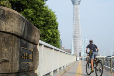 東京大空襲で多く人が亡くなった言問橋の西側。石橋には焦げた跡がある＝東京都台東区で2013年8月8日、栗原俊雄撮影
