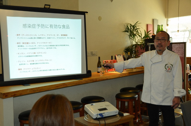 感染症予防に有効な食材を紹介する三村幸治さん=長野県上田市中央2の「ビストロ椎菜」で2020年3月7日午後0時4分、錦織祐一撮影