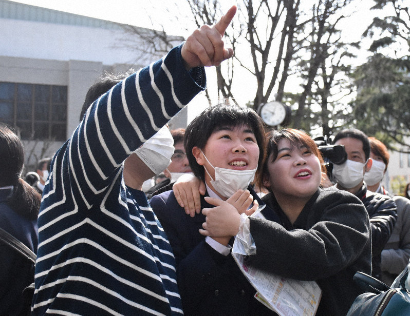 マスクをずらして笑顔を見せる女子生徒(中央)=松山市持田町2の松山東高で、遠藤龍撮影
