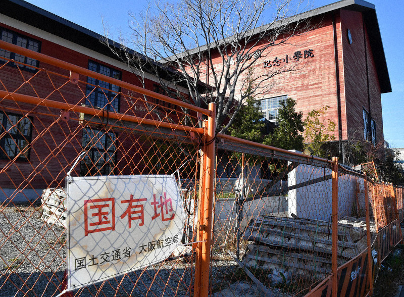 国有地に放置されたままの森友学園の小学校校舎=大阪府豊中市で2019年12月、望月亮一撮影