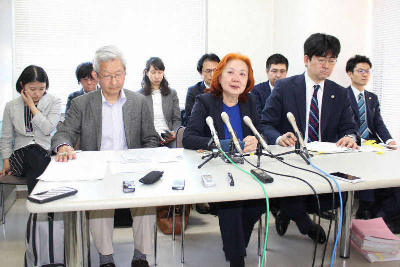 「日本のインクルーシブ教育にとって大きな痛手になった」と強い悔しさをにじませる大谷弁護士(前列中央)と弁護団のメンバー、支援者ら=横浜市中区で2020年3月18日