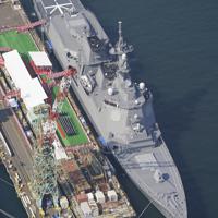 停泊する海上自衛隊の新型イージス艦「まや」＝横浜市磯子区で２０２０年３月１９日午前９時４０分、本社ヘリから