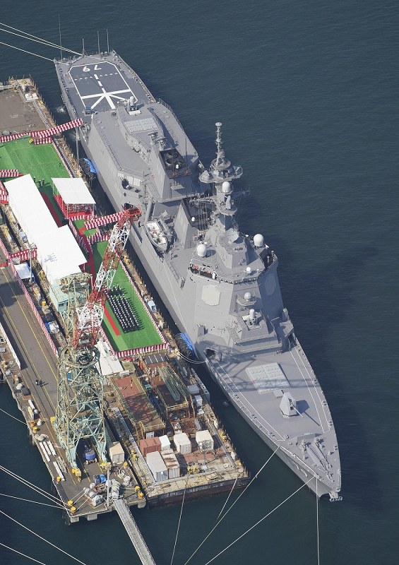 停泊する海上自衛隊の新型イージス艦「まや」＝横浜市磯子区で２０２０年３月１９日午前９時４０分、本社ヘリから